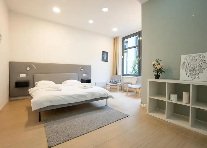 Comfort With Queen-size Bed, Self Check-in K1